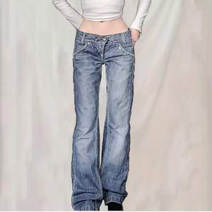 Midjemått: 80cm innerbenslängd: 78 Lågmidjade jeans från miss sixty. Raka ben🌸