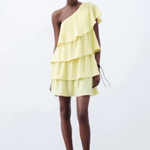 Zara klänning - Säljer denna pärla som passar perfekt till sommarens festligheter! Helt oanvänd med lappar på 💛💛💛 Slutsåld på hemsida