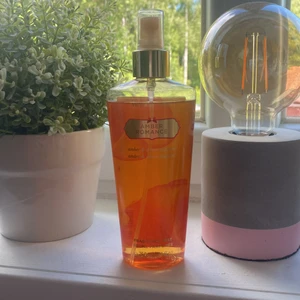 Parfym/mist  - Parfym från Victoria’s secret i doften alver romance, har inte använts så mycket, har använt det typ 7 gånger, om inte ens de. Så det är typ hela kvar. Det är fortfarande en tydlig doft av den.