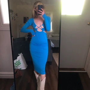 Blå klänning  - Oanvänd ger så snygga former!!