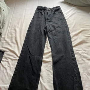 Jeans  - Svarta utsvängda jeans, är använda men i bra skick. Storlek:34
