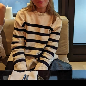 Randig tröja Zara  - Säljer min randiga tröja från Zara. Storlek S, passar M också. Den är ribbad längst ner och på armarna. Knappt använd🌸 