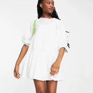 Sommar-/studentklänning från Stradivarius  - Säljer världens finaste klänning som är perfekt till sommaren eller studenten då jag tyvärr inte hann skicka tillbaka den. Den är helt oanvänd med prislappen kvar.😍🤝✨