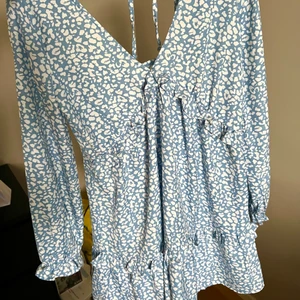 Blå midi klänning  - Blå/vit midi klänning i storlek M med knyte i ryggen, superfin 💙 180kr