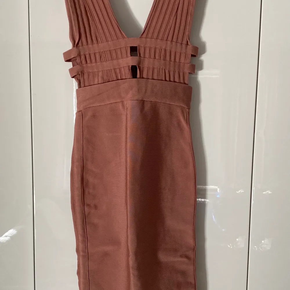 Ljusrosa/beige klänning från House of CB.   Köpt 2019 i London.  Storlek S/36 men då den har väldigt stretchigt tyg så kan den även passa M/38.   Den sitter otroligt fint på och formas jättefint på kroppen. . Klänningar.