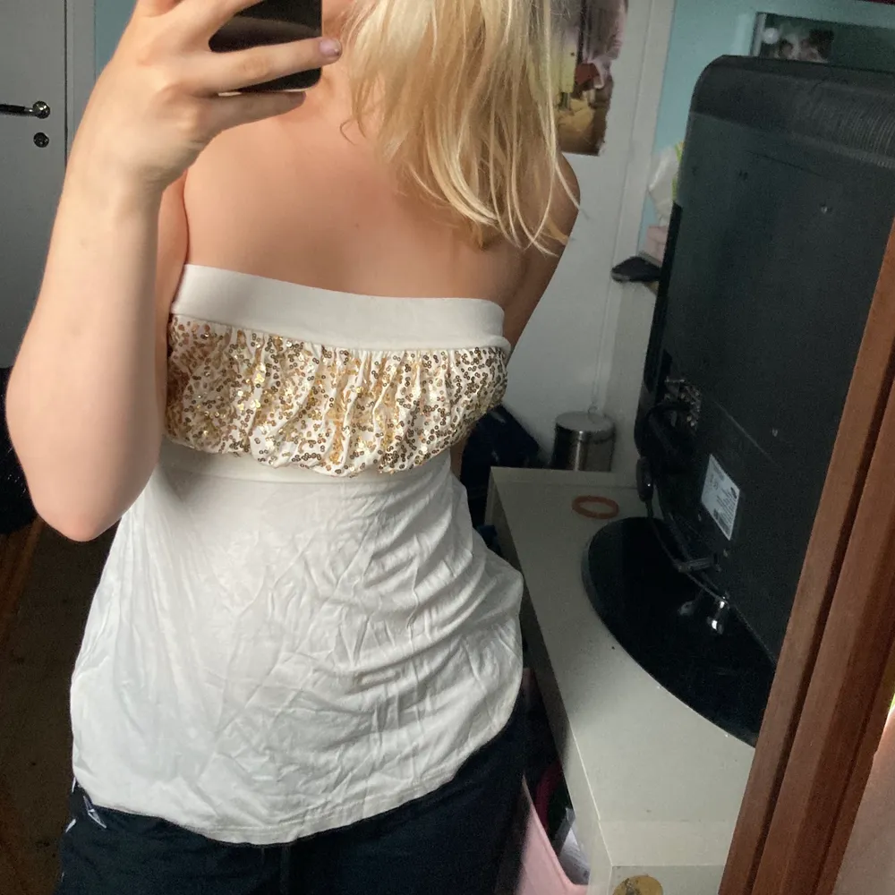 En super fin och festlig bandeau topp💕 köpt secondhand.. Toppar.