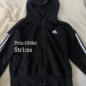 Adidas tröja  - En fin svart adidas tröja med luva i strl xs säljes för endast 100kr!