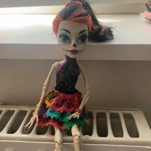 Monster high  - Monster high docka.    Skelita Calaveras i bra sick   Hennes väska följer även med!