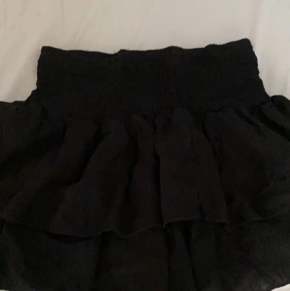Så fin svart volang kjol som är oanvänd i strl S🤍🤍. Kjolar.