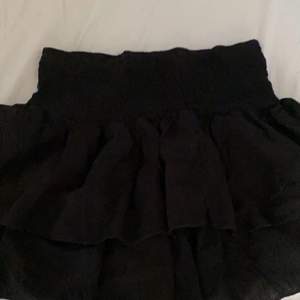 Så fin svart volang kjol som är oanvänd i strl S🤍🤍