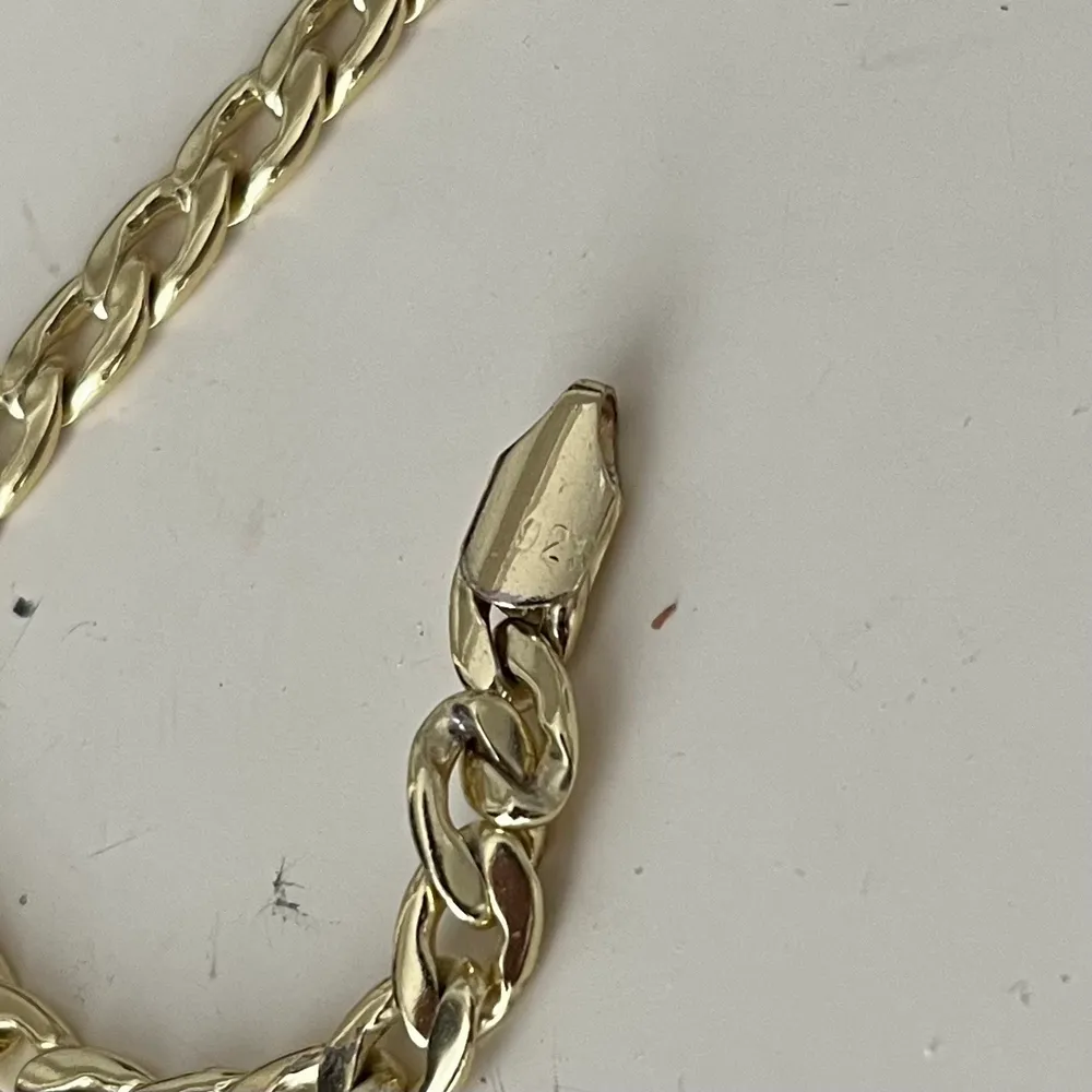 Guldig chain i 925 silver köpt från punkt shop i sthlm, endast använd 2 gånger. Färgen har gått av lite, men inte så det märks mycket. Accessoarer.