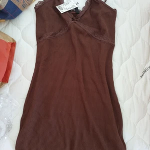 Brun ribbade klänning - Från h&m. Helt oanvänd, prislapp kvar