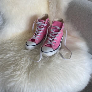 Converse - Säljer dessa rosa converse i väldigt bra skick, då de tyvärr blivit för små. Passar perfekt nu till sommaren. Frakt ingår inte, men priset kan diskuteras 💞🎸 buda på