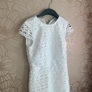 Fin vit klänning  - En mycket fin klänning från hm i storlek S endast använd 1 gång pågrund av att den är för liten. Skulle säga att det passar XS också❤️ Orginalpris 299 kr men säljer för 50kr 