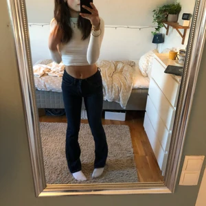 Flare jeans - Storlek 34 ( jag är 1,70 och dom passar perfekt pga av väldigt skönt och stretchigt material 💗 köpt begagnande på Stockholm stadsmissionens! 
