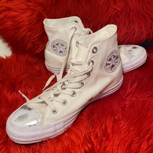 Converse skor  - Använd 1-2 gånger, i nyskick.