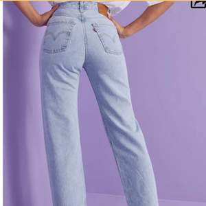 Levis straight ribcage jeans.. Använda men i mycket bra skick!! Sjukt snygga och perfekta modellen. Storleken är 25/32 men skulle snarare säga att det är som en 26-27/32. Köparen betalar för frakten 🥰