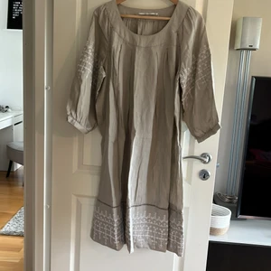 Linne tunika, klänning från Part Two - Lillefärgad tunika, klänning Vit brodyr på ärmar och nertill 100% linne Köpare står för frakt