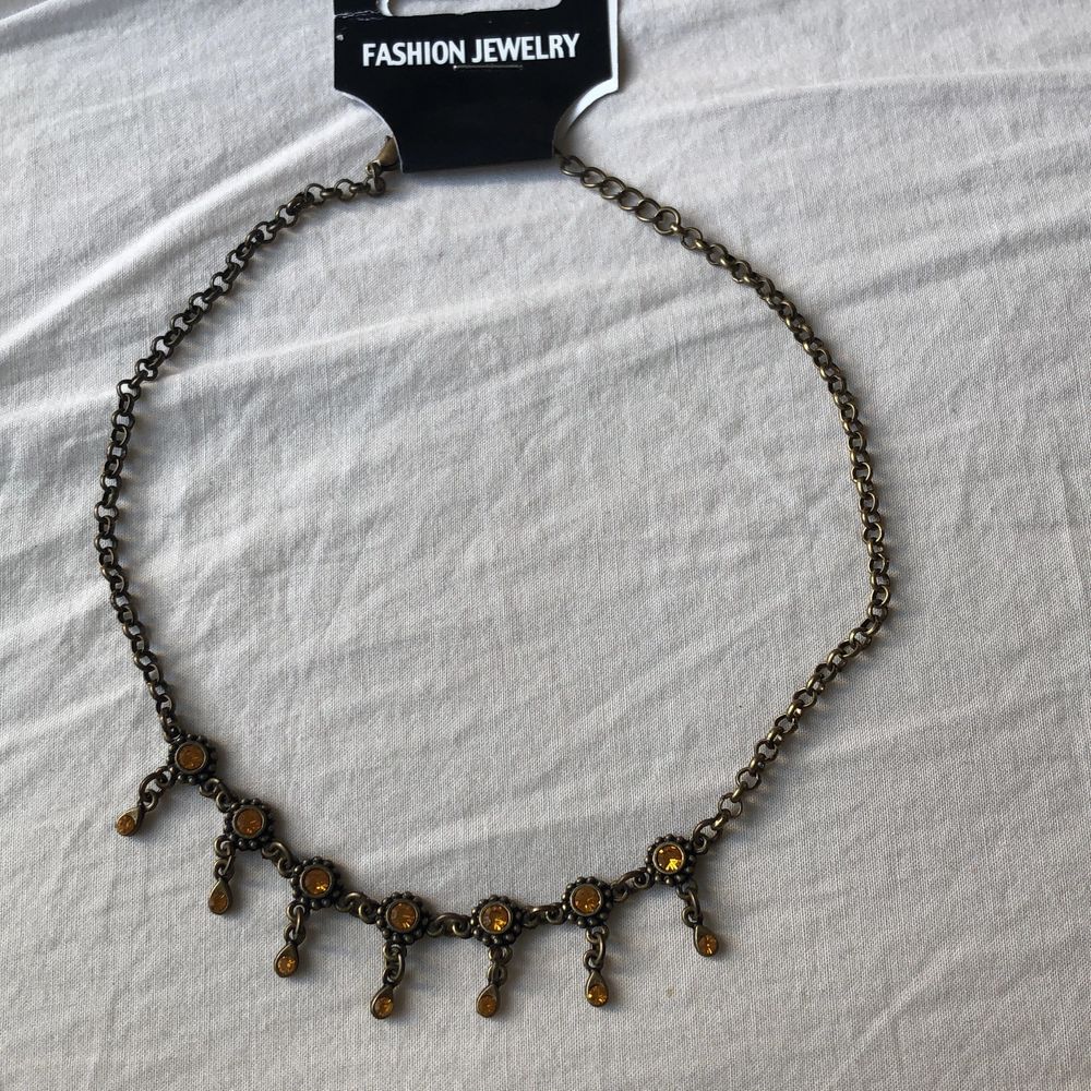 NY! Kortare halsband i bronze med orangegula diamanter. Fairycore/fairygrunge vibe! 🧚‍♀️ . Accessoarer.
