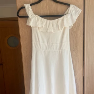 Söt vit klänning - Vit klänning från Zara i storlek S! Fin till student eller skolavslutning 