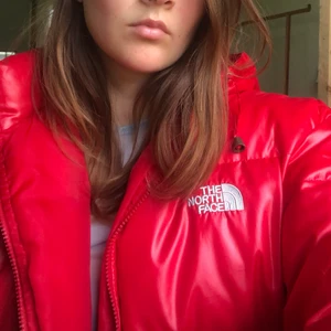 THE NORTH FACE JACKA - Supersnygg och skön röd jacka från The north face!!! Avtagbar luva och i nyskick! 