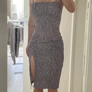 Klänning med slits - Helt oanvänd klänning från hm med slits. Blommigt mönster🌟