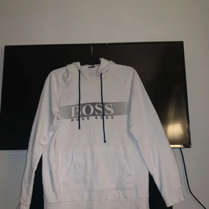 Hugo Boss hoodie - Vit Hugo Boss hoodie i strl S men är stor i storleken så passar också M. Använd Max 2 gånger och har inga fläckar. Köpare står för frakt!