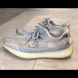 Säljer yezzy 350 v2 static det är i 7/10 condition perfekta sommar skor och passar alla outfits. Om du vill ringa är mitt telefonnummer 0709732726 