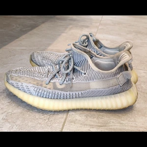 Yezzy 350 v2 static size 42/5 - Säljer yezzy 350 v2 static det är i 7/10 condition perfekta sommar skor och passar alla outfits. Om du vill ringa är mitt telefonnummer 0709732726 