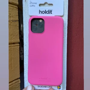 Mobilskal - Jättefint mörkrosa mobilskal från Holdit💓Skalet är i storlek ”iphone 11 pro”.. Det är aldrig använt pågrund av fel storlek till min mobil, så det är helt i nyskick och perfekt nu till sommaren💓(köparen står för frakten på 13 kr)