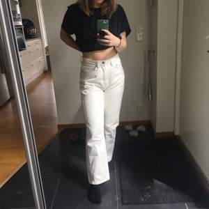 Vita row jeans som passar oss lite kortare. Jag är 158 cm och jeansen går perfekt till fötterna. Inte genomskinliga och och lite lätt beiga i nyansen. Nästintill oanvända ✨