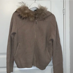 Y2k kofta ❤️ - brunaktig fuskpäls kofta, jättemysig, Y2k vibes !! storleken är onesize - den passar alla storlekar beroende på om du vill ha den lite oversized eller om du vill att den ska sitta tajt på kroppen ❤️❤️