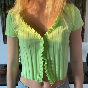 Kort kofta  - Neongrön liten blus/ kofta i från bershka. Använd ett fåtal gånger och är som ny! Supercool💚