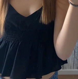 Volang topp - Säljer dessa två volang toppar nu då de inte kommer så mycket till användning och inte riktigt är min stil, andvända några få gånger och är som nya. Jag säljer 1 för 70kr eller båda två för 120kr Frakt 45kr