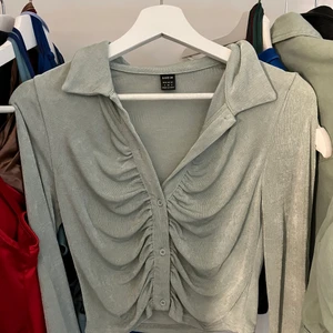 Grön tröja storlek S - Jättefin och jätteskön grön tröja som både passar till vardagen och till någon mer festlig stund. Jag säljer dennna då jag har många andra tröjor. Skriv vid frågor❤️