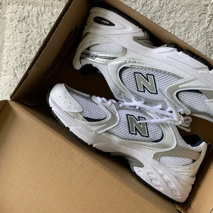 NEW BALANCE SNEAKERS 530 STORLEK 39 - Helt nya New Balance Sneakers! (Andra bilden är lånad)