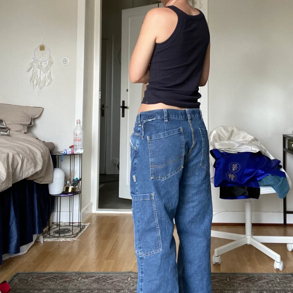 Asfeta cargo jeans i typ lite randigt jeans-material. Second hand men bra cond skulle jag säga. Ung. 87,5 cm i midjan och ung. 79 cm innerbenslängd. . Jeans & Byxor.