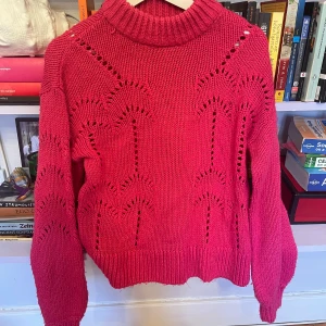 Rosa stickat - Finaste rosa färgen på stickad tröja. Lite nopprig och en del tråddragningar 