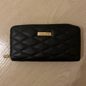 Plånbok 🖤 - Svart plånbok med 4 fickor och guld detaljer. Aldrig kommit till användning då jag sällan använder pkånbokar, därför säljs den! 💕