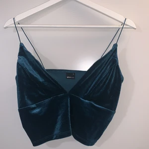 Petrolblå siden crop-top  - Siden crop-top från Gina Tricot. Stretchig modell. Nästan aldrig använd Strl M. 