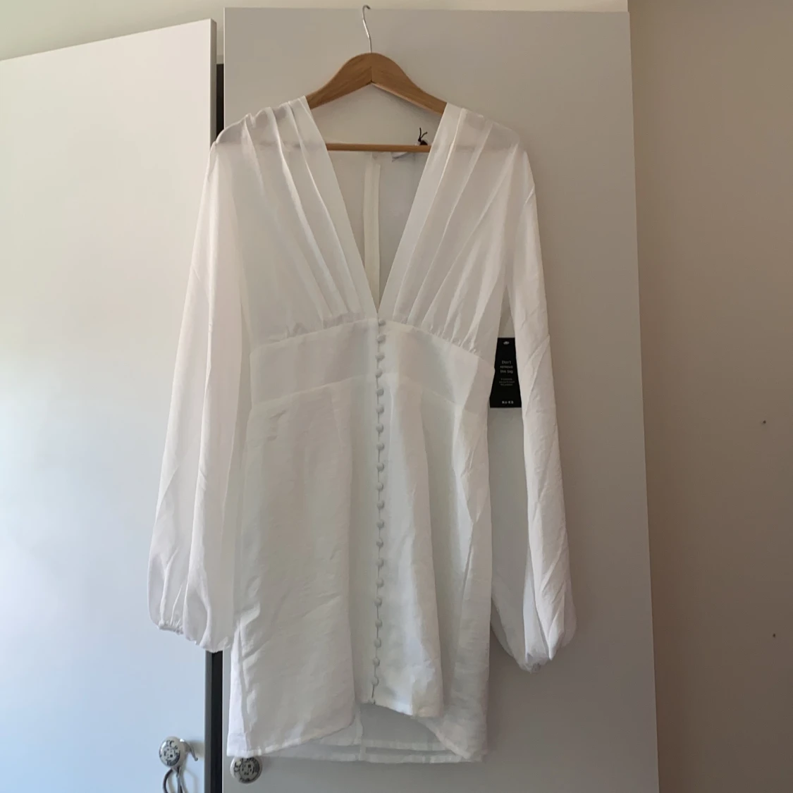 NA-KD Recycled vit miniklänning i satin med knapp