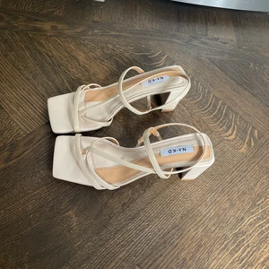 Oanvända klackskor - Säljer helt oanvända klackskor från NA-KD. Storlek 39!❤️