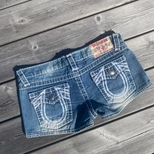 Lowwaist shorts💓💓 - Lowwaist shorts perfekta nu till sommaren! Aldrig använda. Storleken är w30 men de är som en S/XS😇 (osäker på om de är äkta, men väldigt fin kvalitet!)