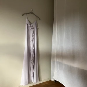 Ljus lila maxi klänning - Så fin ljus lila färg på denna dröm! Perfekt midsommar klänning.  Det är en maxi dress med en djupare skärning i ryggen och fin volang detalj framtill. Dubbel lined! Använd en gång och i perfekt skick. Dragkedja i sidan. 