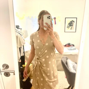 Söt klänning  - Går ”omlott”, fina vita prickar. 