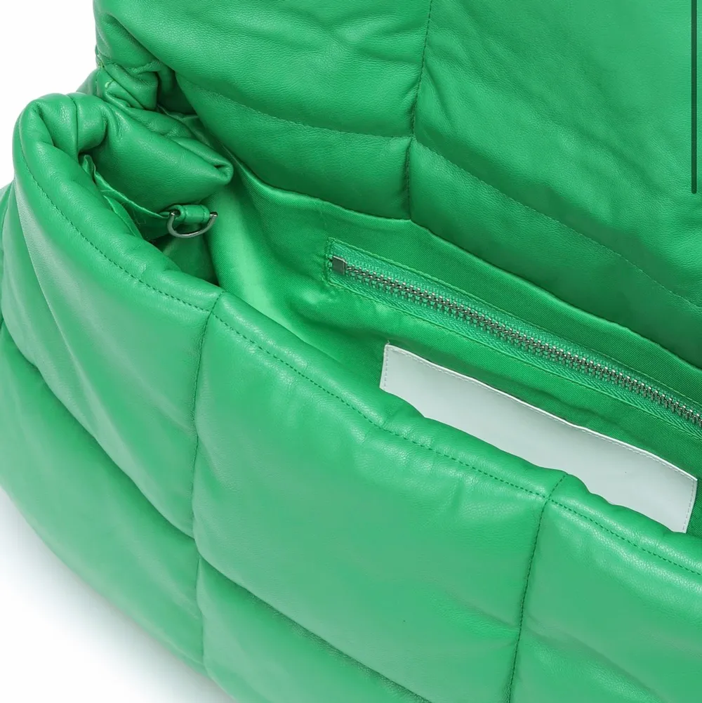 En fu*king fabulouse, helt ny STAND Studio väska i faux-läder. Superhärlig grön med orange knappar (går att ta bort). Kommer med ett längre band och ett kortare (man kan se båda på första bilden). Kvitto samt original tag medföljer köp. Original pris 2699. Väskor.