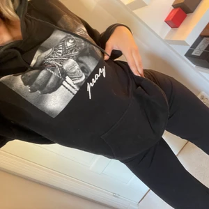 Hoodie med tryck storlek s/xs - Oversized hoodie med svartvitt tryck på. Säljes för 80 kr + frakt 