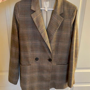 Oversize Blazer  - Superfin oversize blazer, superskön och luftigt material. Använd ett antal gånger. Kommer från HM och är i storlek 42. Jag köpte medvetet blazern i storlek 42 för att den skulle vara lite mer oversize, jag är egentligen en 38 och den sitter supersnygga! 