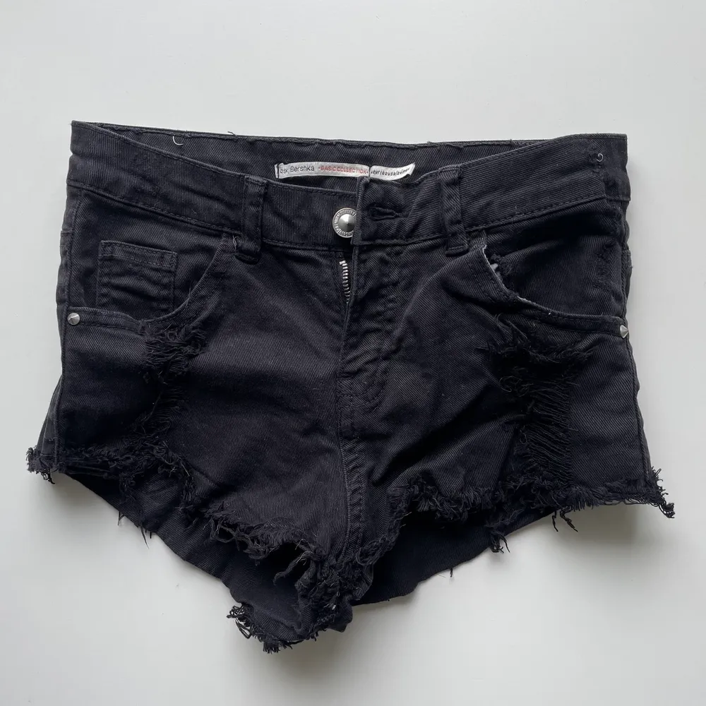 Jeansshorts från Bershka, 2 st i samma modell, 15kr/st. Shorts.