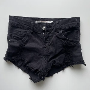 Jeansshorts från Bershka (2 st) - Jeansshorts från Bershka, 2 st i samma modell, 15kr/st